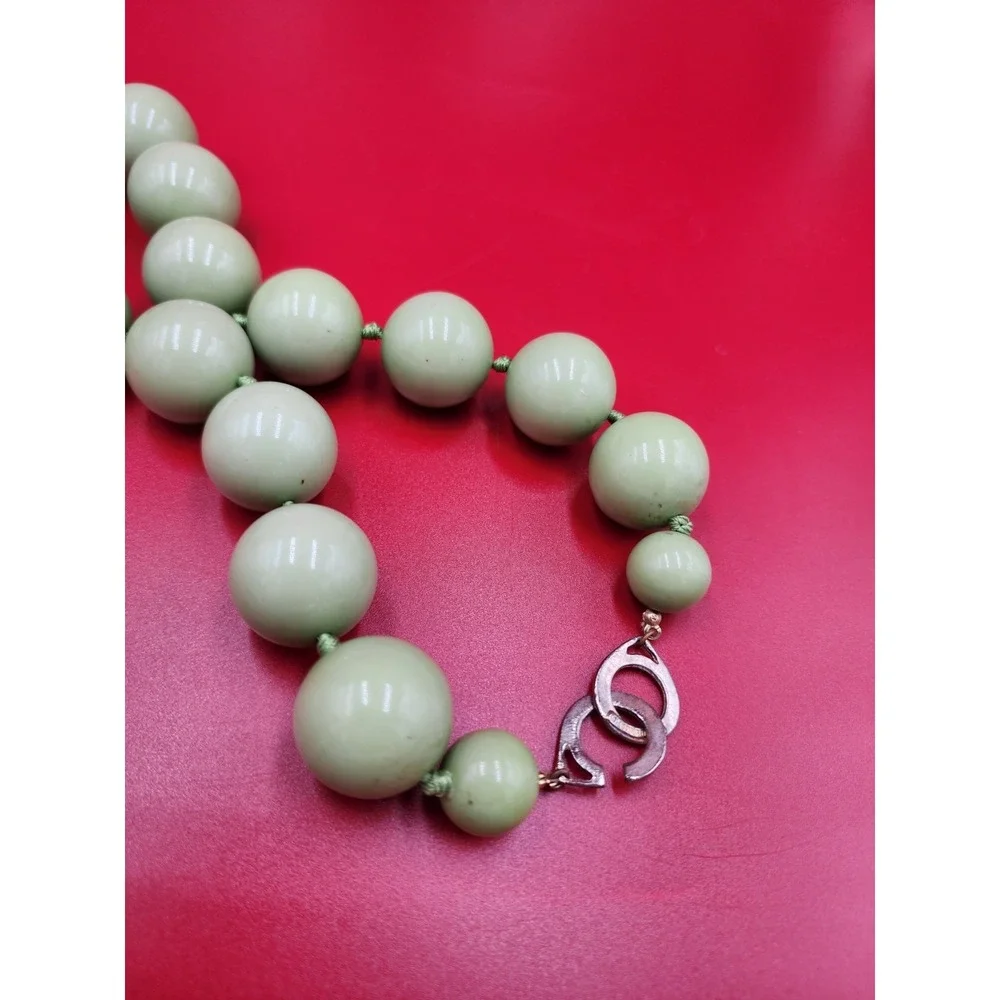 VINTAGE LES BERNARD‎ Chunky Green Lucite Bead GRADUATED Necklace Signed 60s 70s - Picture 3 of 9